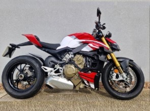 Ducati Streetfighter v4s 2021 2931 miles showroom condition 